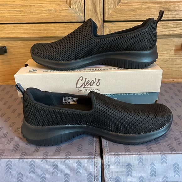 Skechers black slip on shoes 
Worn inside house
Size 9 - Picture 1 of 6